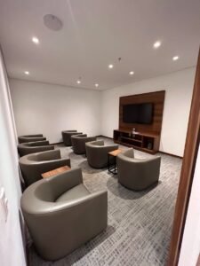 Sala VIP de Florianópolis(Voo Doméstico): conforto, exclusividade e acesso com cartões de crédito 12 Sala de TV