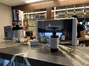 W Premium Lounge – The West bar 2