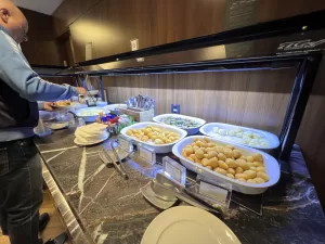 W Premium Lounge – The West comida 5