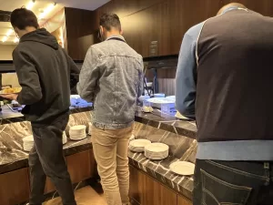 W Premium Lounge – The West fila para comer