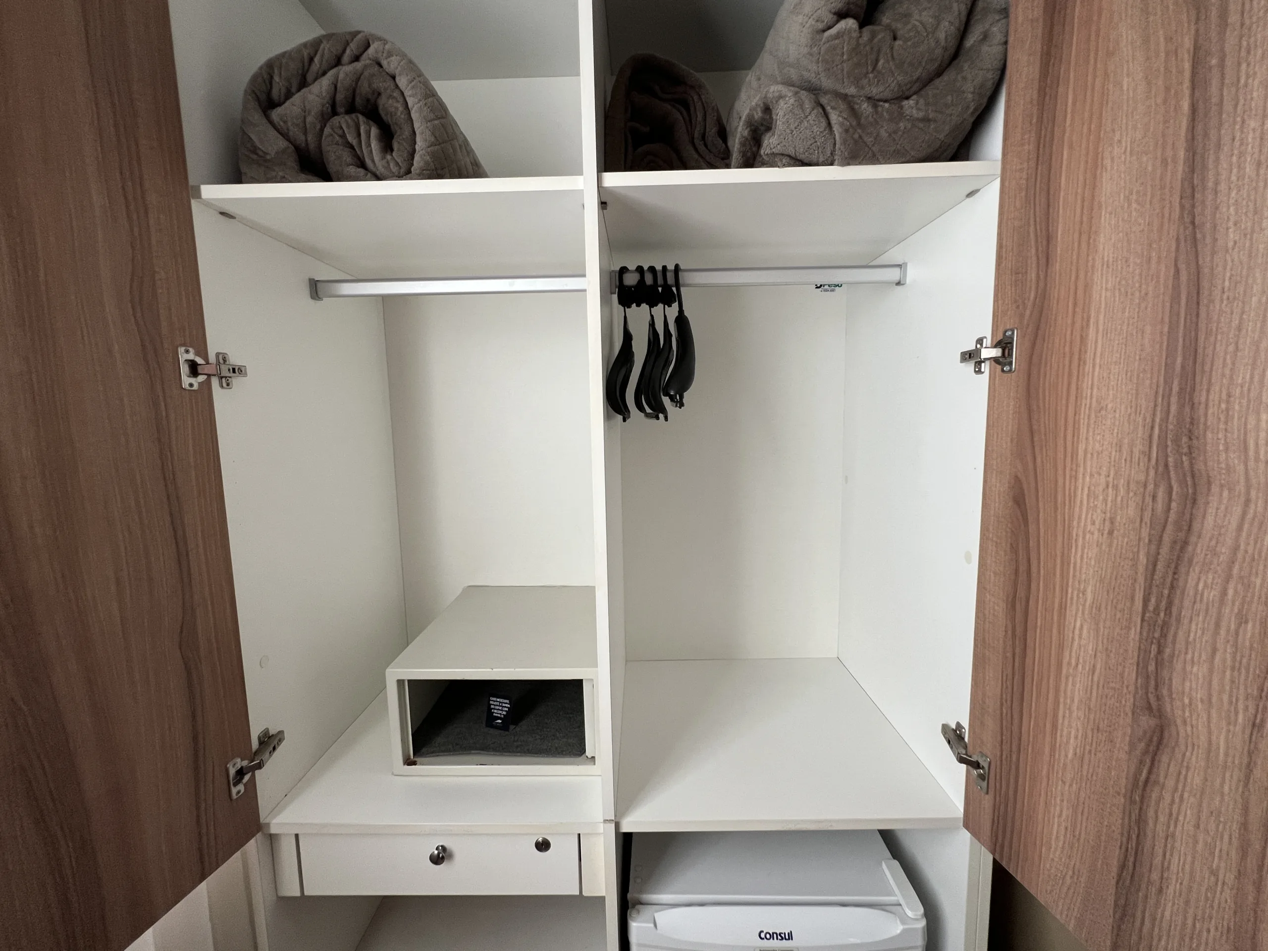 IATE HOTEL ARMARIO scaled