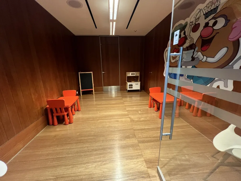 Sala VIP Al Mourjan aerea de criancas