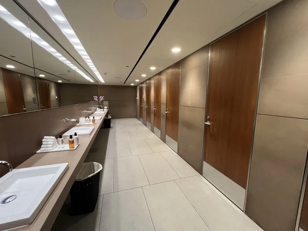 Sala VIP Al Mourjan banheiro