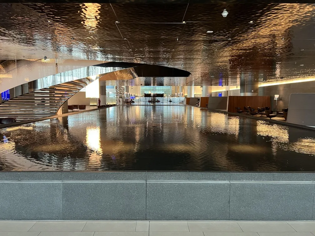 Sala VIP Al Mourjan epelho de agua