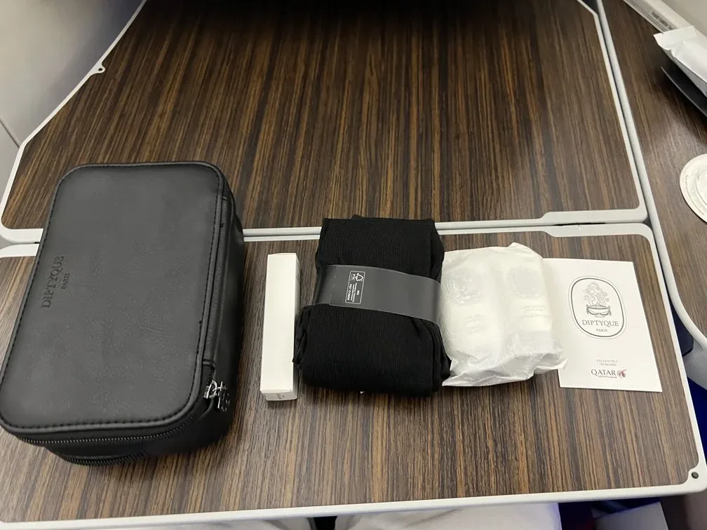 Voando de Executiva Qatar amenity kit e1763483996155