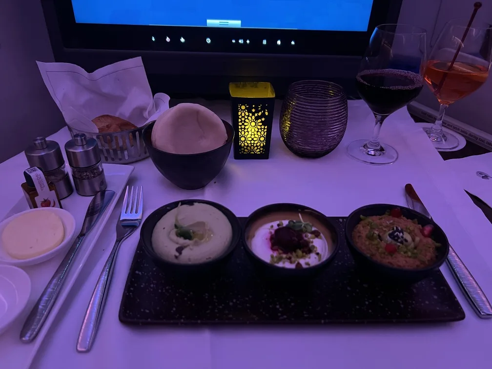 Voando de Executiva Qatar entrada jantar 1