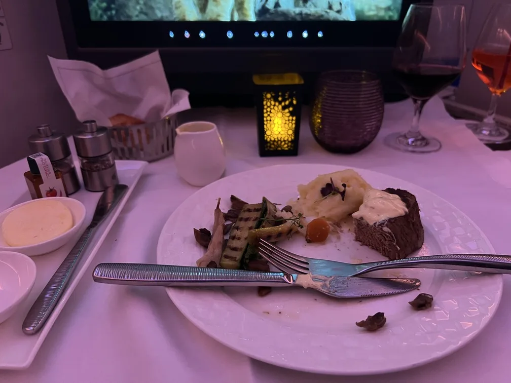 Voando de Executiva Qatar jantar 2