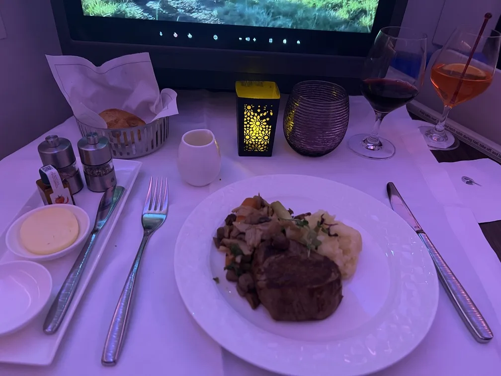 Voando de Executiva Qatar jantar