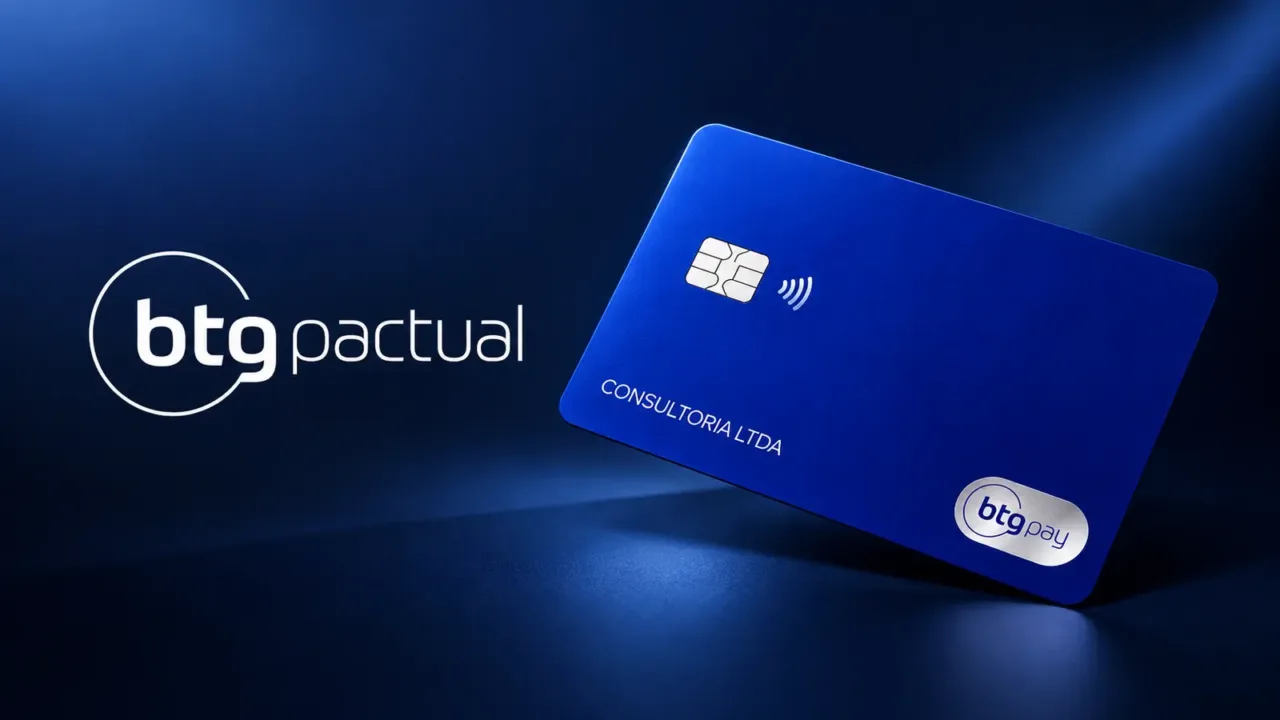 Logo do BTG Pactual à esquerda e Cartão BTG Pay à direita