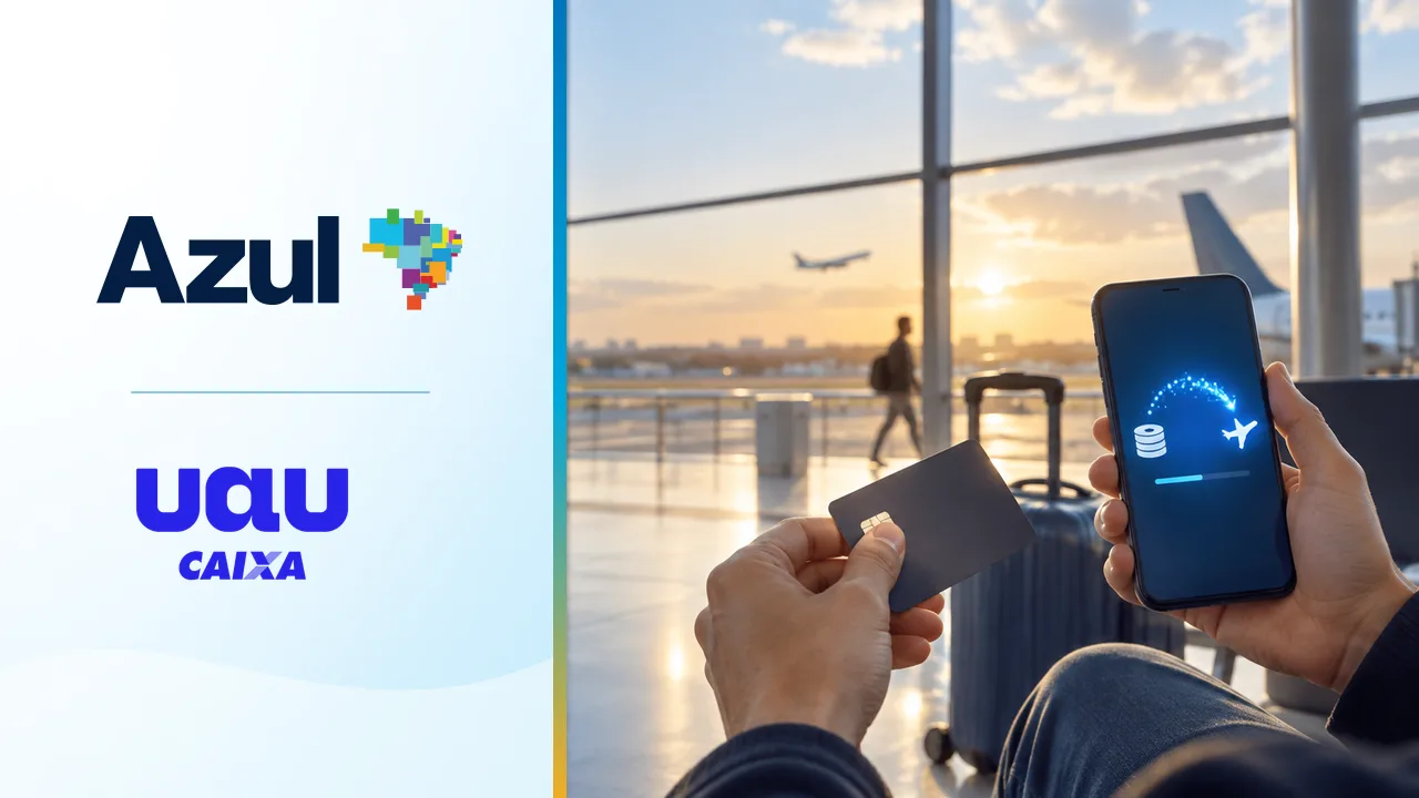 Logos Azul e Uau CAIXA à esquerda; transferência de pontos no celular em aeroporto à direita